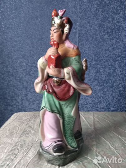 Фарфоровая статуэтка старый китай