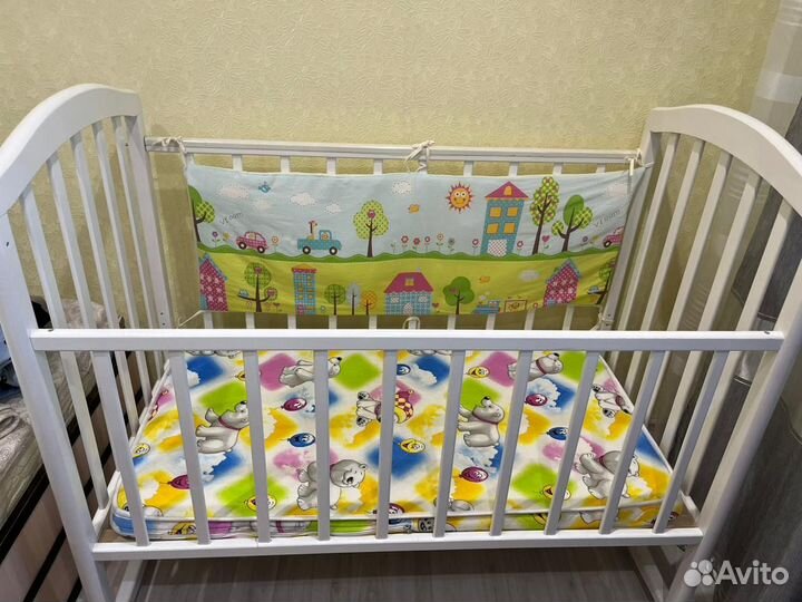 Детская кроватка с маятником