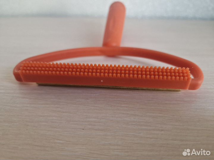 Щётка скребок для чистки одежды и ковров