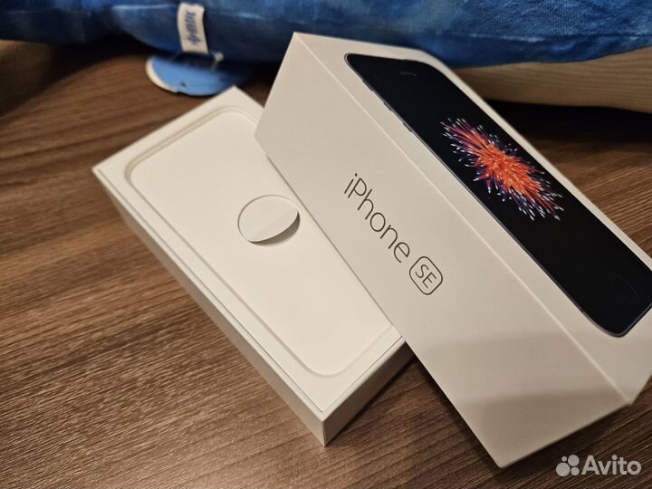 Коробка, зарядка, наушники от iPhone SE 2016 32 GB