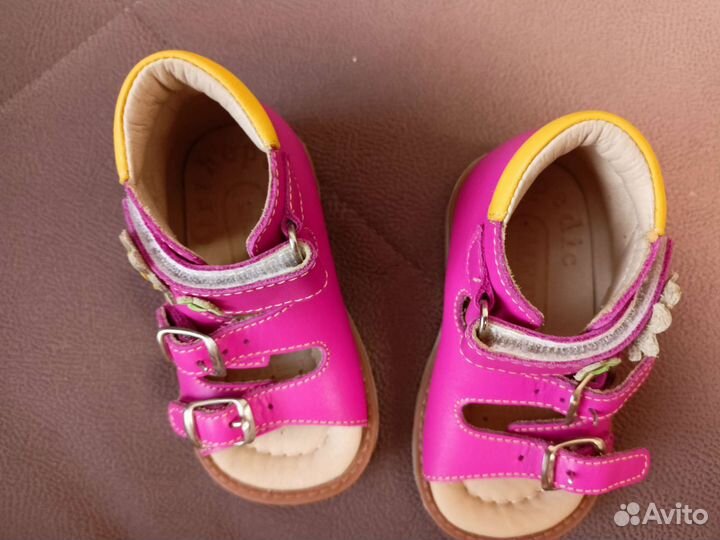 Босоножки для девочки новые 19