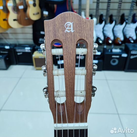 Классическая гитара Alhambra 7.800 массив кедра