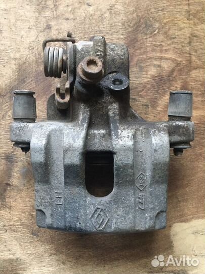 Суппорт тормозной задний левый Renault Laguna 2