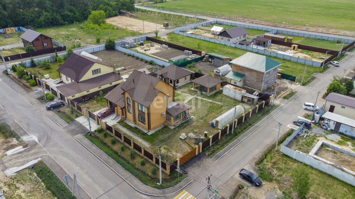 Дом 242,2 м² на участке 14,8 сот.