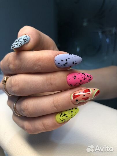 Мастер маникюра и педикюра в салоне