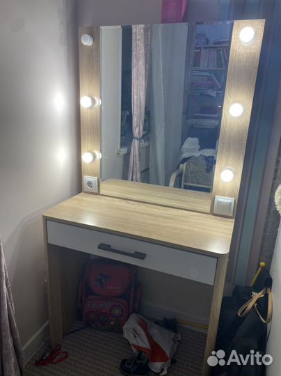 Туалетный стол с зеркалом, подсветкой и розеткой
