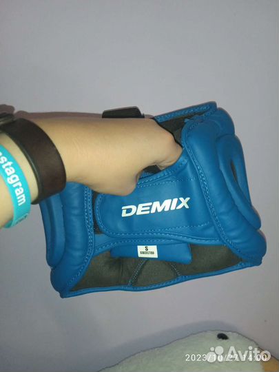 Боксёрские перчатки и шлем для бокса