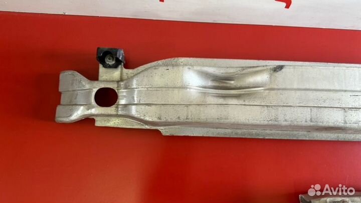 Усилитель бампера передний Audi A6 C6 AUK 3.2 2008