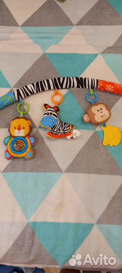Дуга с игрушками на кроватку