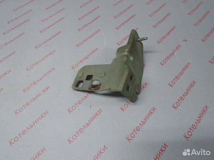 Nissan 62292-AU330 Кронштейн правый