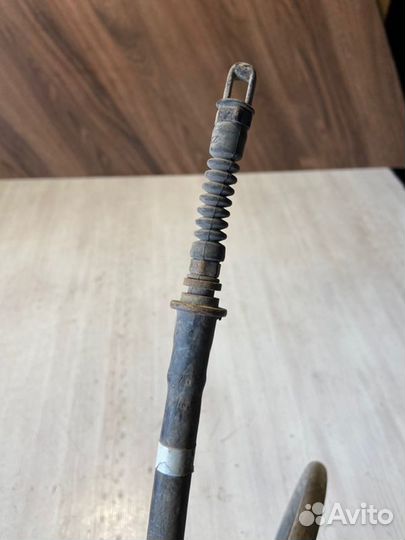 Трос стояночного тормоза левый Kia Rio 3