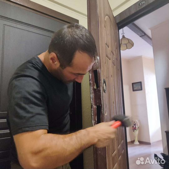 Открыть дверной