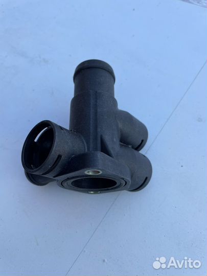 Фланец сист. охл. VAG 037121132B audi 80 B3