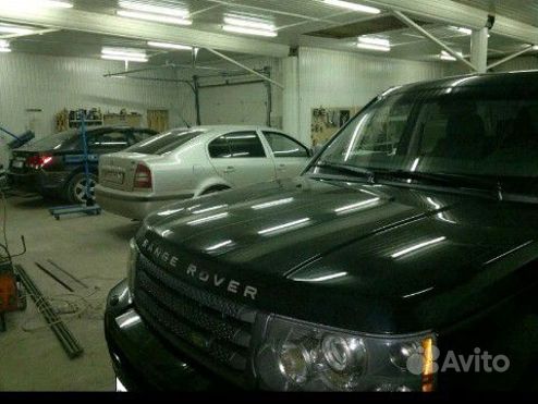 Автомеханик гараж чинит машину. Two man fixing the car. Квалифицированные автомастера. Автосервис двигатель. Ремонт машин алексин.