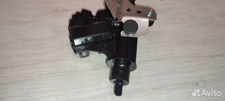 Механизм фиксации лючка