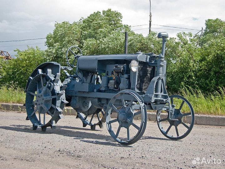 Старые колеса от трактора или машины