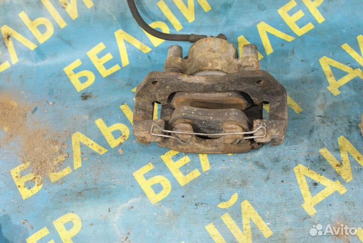 Передний суппорт + скоба Toyota Avensis