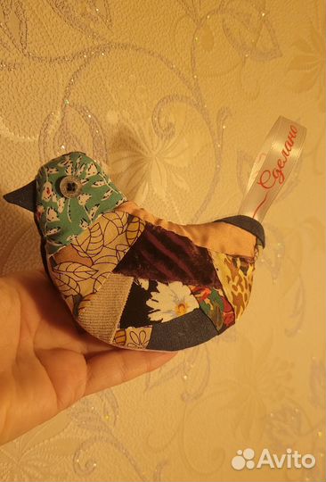 Одинокий голубь на карнизе за окном