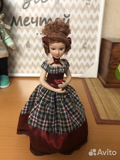 Кукла фарфоровая