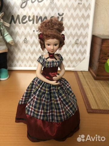 Кукла фарфоровая