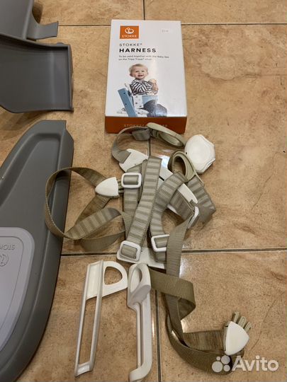 Столик, ремни, тарелка, слюнявчик stokke