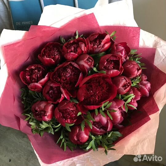 Букет из бордовых пионов