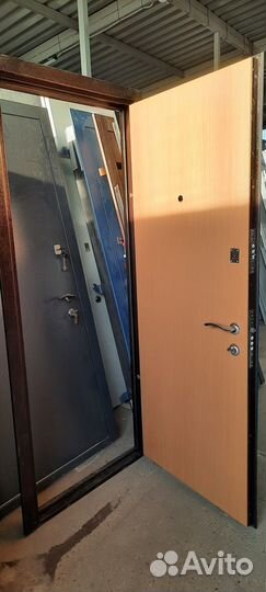 Входная стальная дверь с отделкой ламинат