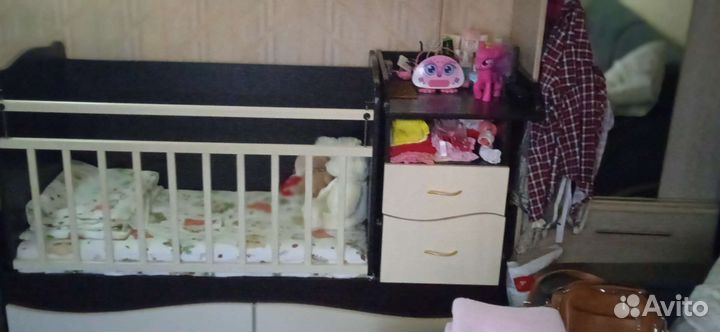 Детская кроватка с маятником