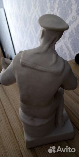 Моряк с гитарой статуэтка