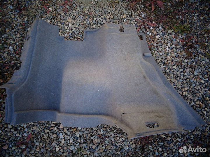 Обшивка багажника правая Nissan Tino HV10