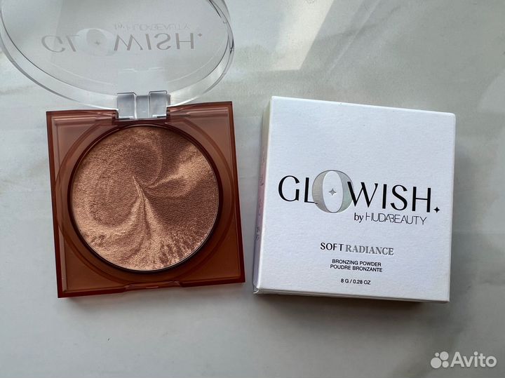 Huda Beauty Glowish Бронзер в оттенке Medium