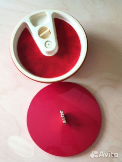 Шкатулка музыкальная красная СССР