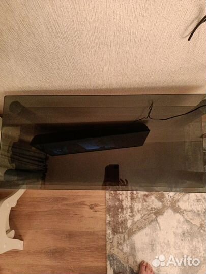 Стеклянный стол под телевизор