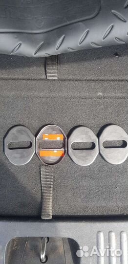 Накладки на петли дверей