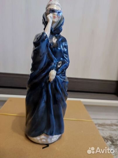 Статуэтка женщина в маске