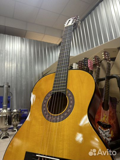 Классическая гитара оранжевая