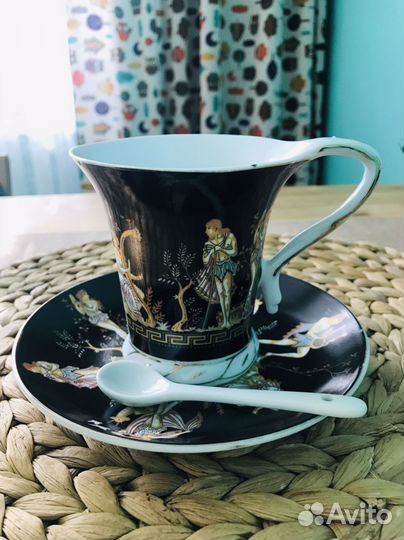 Чашки с блюдцами и ложками