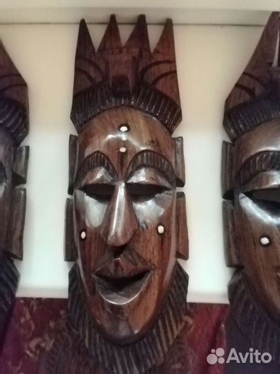 Маска из дерева со вставками из кости Африка