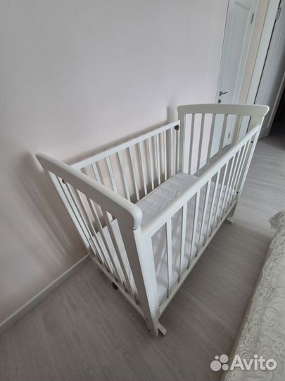 Кроватка для новорожденных с маятником