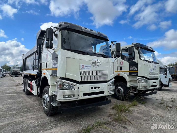 Водитель самосвала