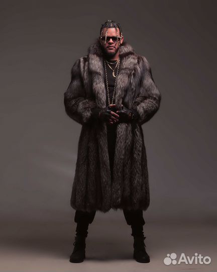 Диджей с оборудованием