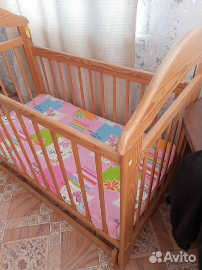 Детская кроватка с маятником и ящиком