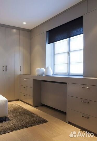 Рабочая зона у окна со шкафом