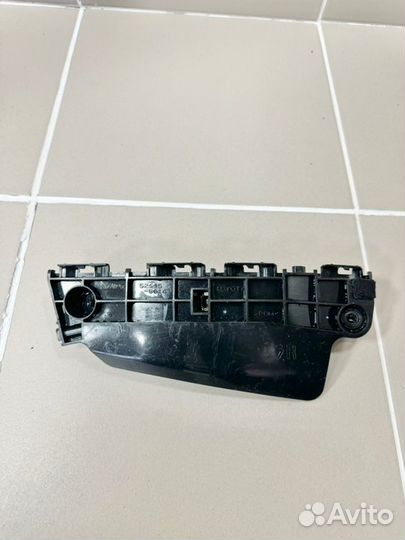 Направляющая бампера передняя правая Toyota Land