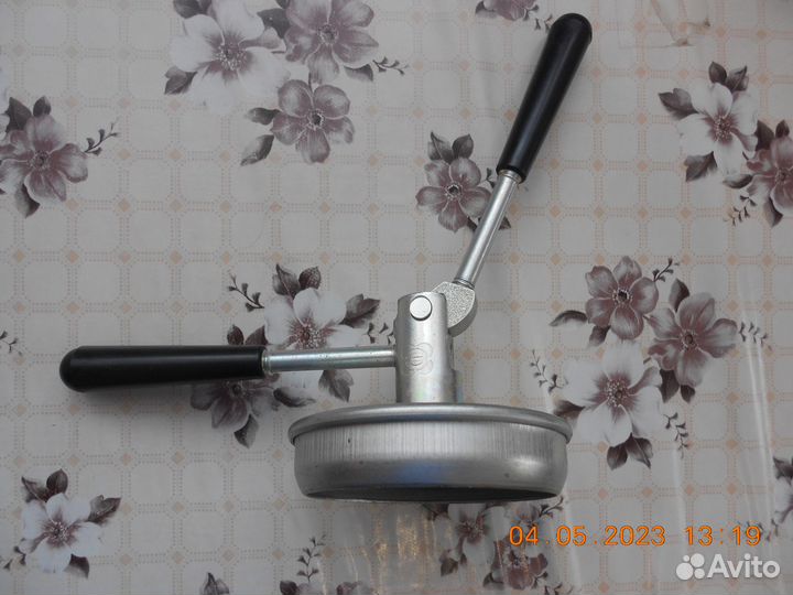 Закрутка для банок, закаточная ручная машинка