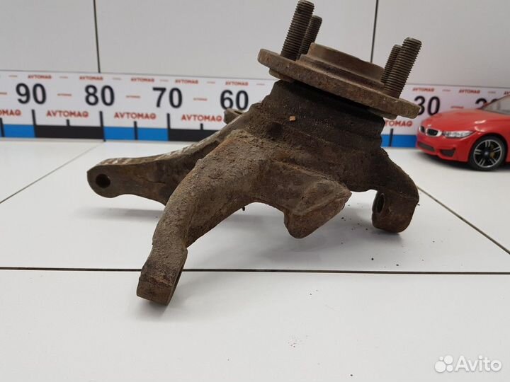 Кулак поворотный передний правый в сборе