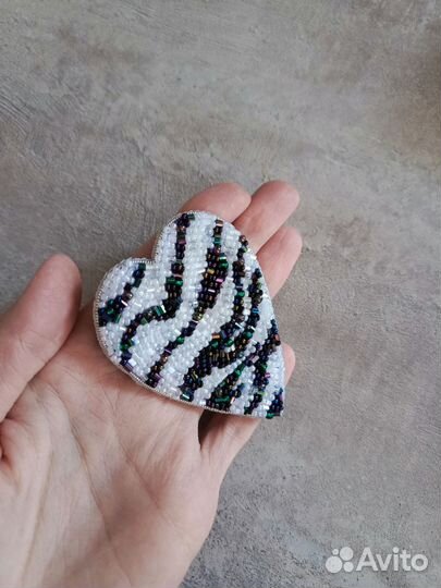 Брошь ручной работы из бисера