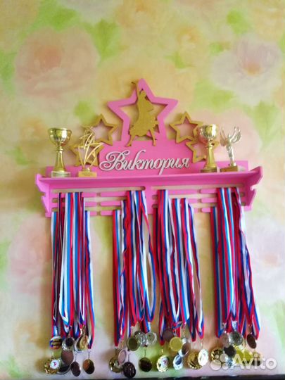 Медальница с полкой