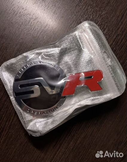 Эмблема SVR на крышку багажника с креплениями