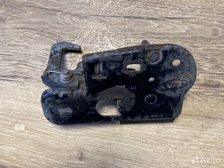 Volkswagen golf 5 plus крюк капота,замок